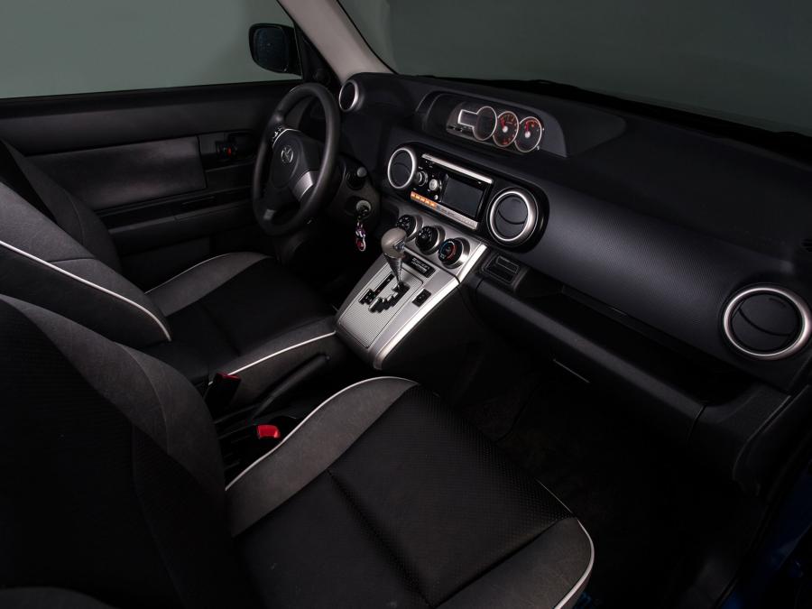 Интерьер Scion xB Strictly Business Cartel 2013 года  (фото 7 из 12)
